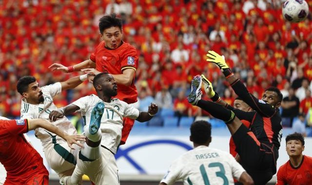 KOK体育官网-【世预赛】蒋圣龙造乌龙+造红牌 国足1比2沙特