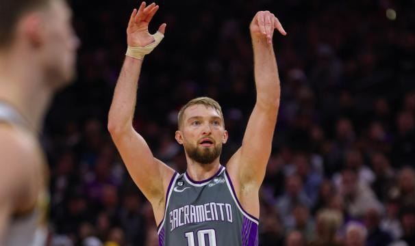 KOK体育官网-绝对硬汉永不言弃！小萨带伤奋战看齐科比