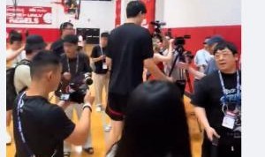 拓记:约有30家媒体出席了杨瀚森的首次夏联媒体见面会