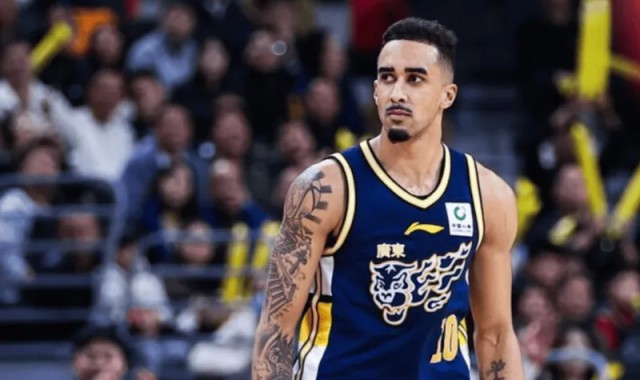 奎因半场10中2，三分5中0得到4分3篮板4助攻1抢断1盖帽