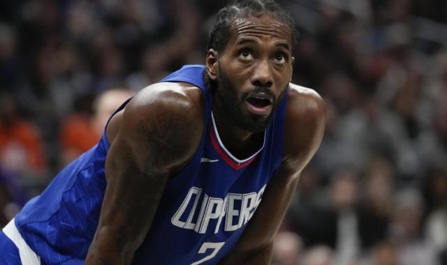 打一节就“消失”？小卡遭遇背部痉挛 半场提前回家